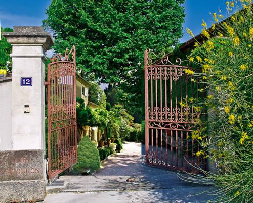 Saint-Rémy-de-Provence France hotel promo code booking.com